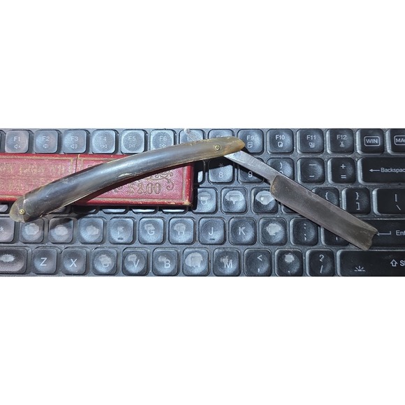 Nice Antique  Straight Razor In Box - Has Damage On Handle As In Picture - Picture 7 of 11